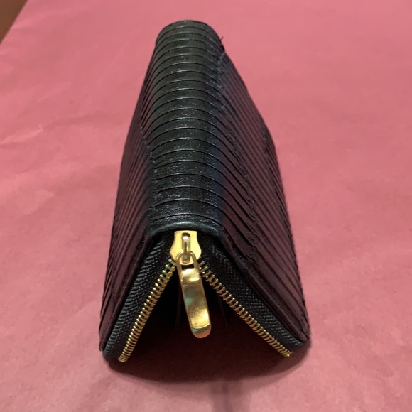 Black Shiny Faux Leather Pleated Wallet (6x1x4 in) - Picture 10 of 12